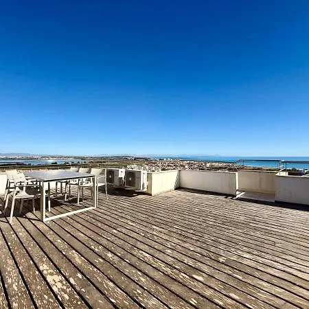 Апартаменти Rooftop Escape-Sea View Retreat, Torrevieja